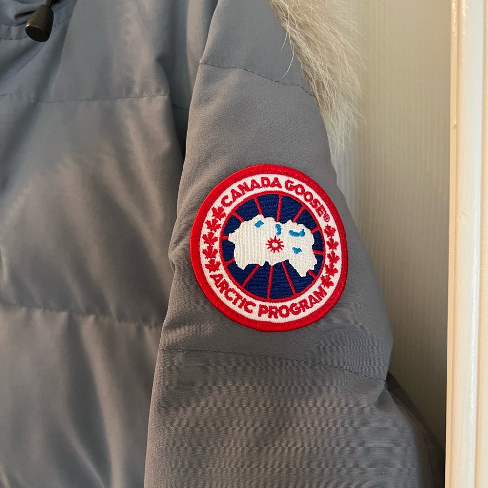 Canada Goose Ladies Medium Grey parka. Excellent condition only worn twice.